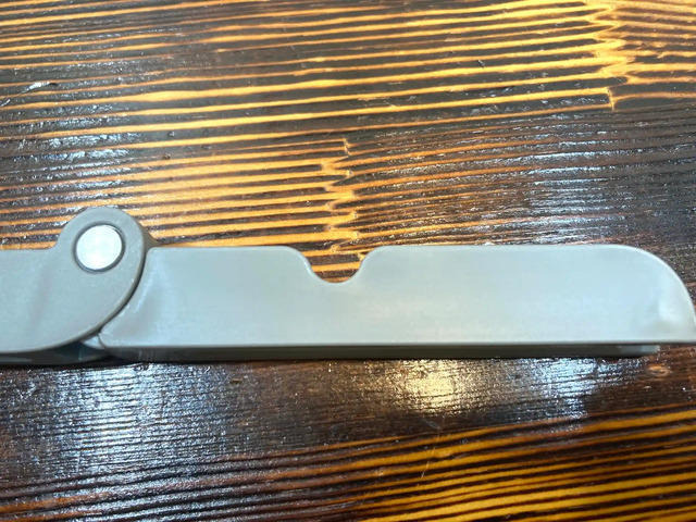 ダイソーのピンチ付き折りたたみハンガーAの凹み部分