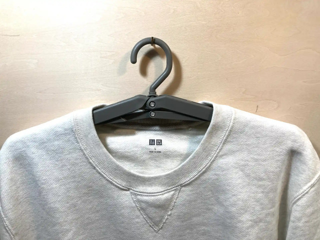 ダイソーのピンチ付き折りたたみハンガーBに服を掛けて吊るしたもの