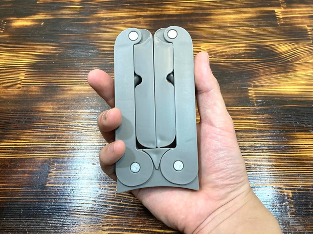 ダイソーのピンチ付き折りたたみハンガーAの本体を手で持ったもの