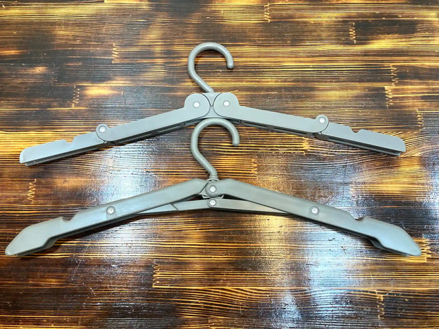 上がダイソーのBタイプ折りたたみハンガー、下がダイソーのAタイプ折りたたみハンガー