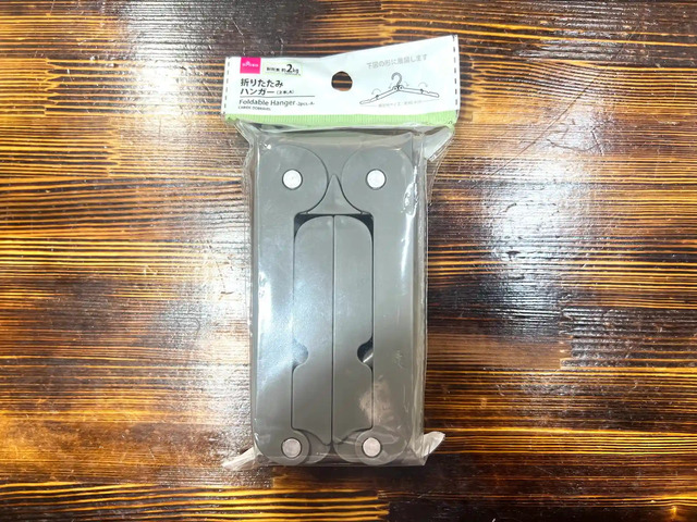 ダイソーのピンチ付き折りたたみハンガーAのパッケージ