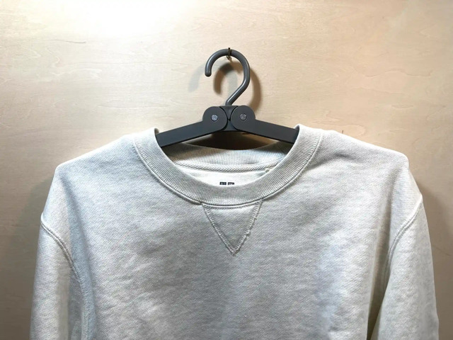 ダイソーのピンチ付き折りたたみハンガーAを使って服を吊るしたもの