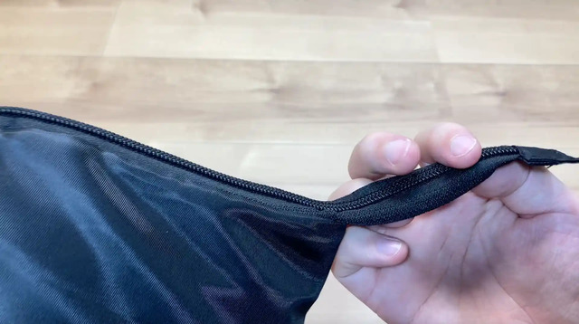 ダイソーの折りたたみ式ショッピングバッグ(300円)のファスナー部分