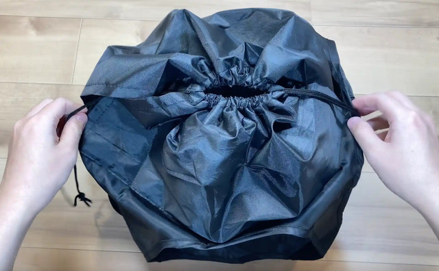 ダイソーの折りたたみ式ショッピングバッグ(300円)を紐で縛ったもの