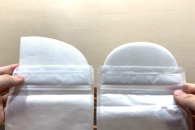 左がダイソーの携帯用ミニトイレ右がダイソーの携帯用エチケット袋