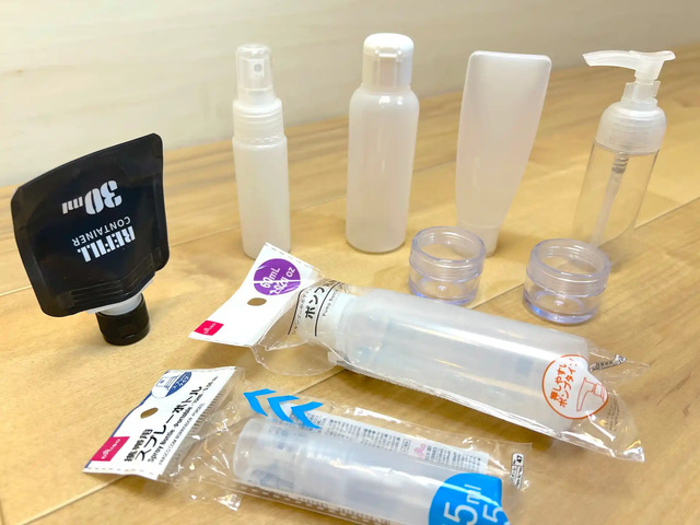 ダイソーの詰め替え容器が並べられたもの