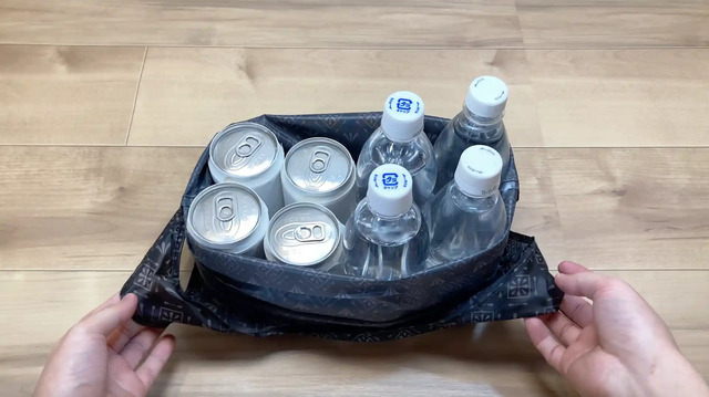 ダイソーのU型ショッピングバッグ(100円)にペットボトルと缶を入れたもの