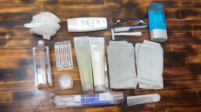 ダイソーのひっかけフック付きトラベル収納ケースに入れるアメニティーグッズ