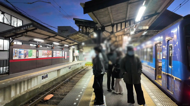 出町柳駅構内に並ぶ乗客