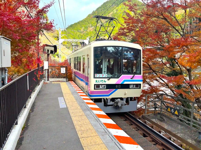 貴船口駅にやってきた叡山電車(えいでん)の813形ワンマン電車