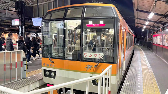 出町柳駅に停車している展望列車きらら