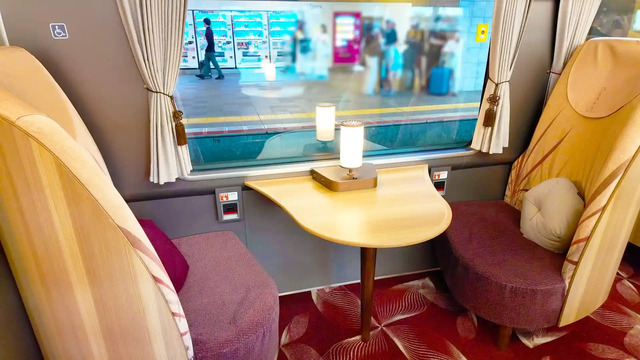 観光列車「はなあかり」2人用ボックス席