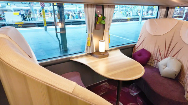 観光列車「はなあかり」4人用ボックス席