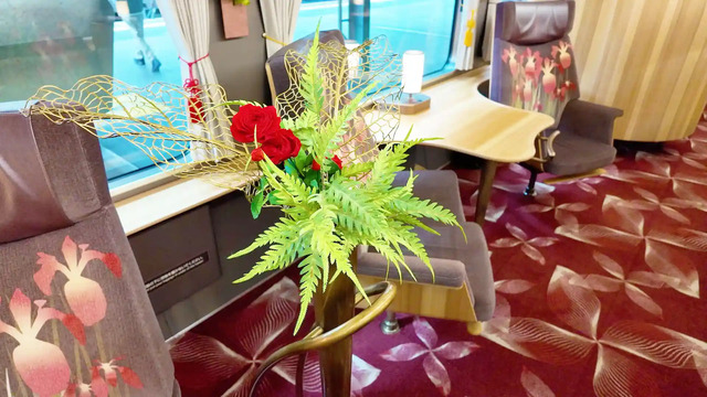 観光列車「はなあかり」グリーン席にあった花