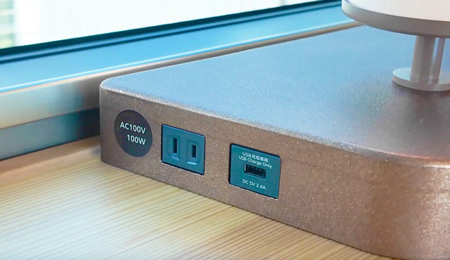 観光列車「はなあかり」グリーン席のコンセント穴とUSB充電ポート
