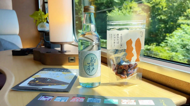 在觀光列車「Hana Akari」沙龍空間購買的烤鯖魚干和滋賀琵琶湖汽水