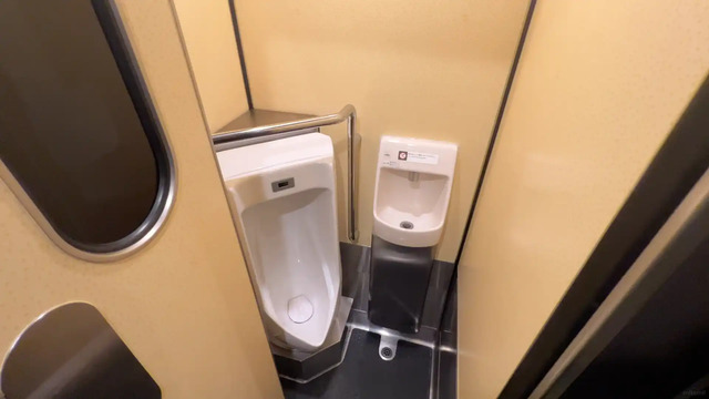 観光列車「はなあかり」男性用トイレ