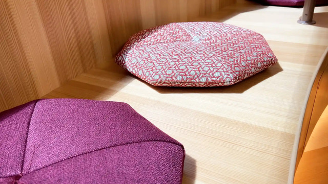 観光列車「はなあかり」サロンスペースのクッション