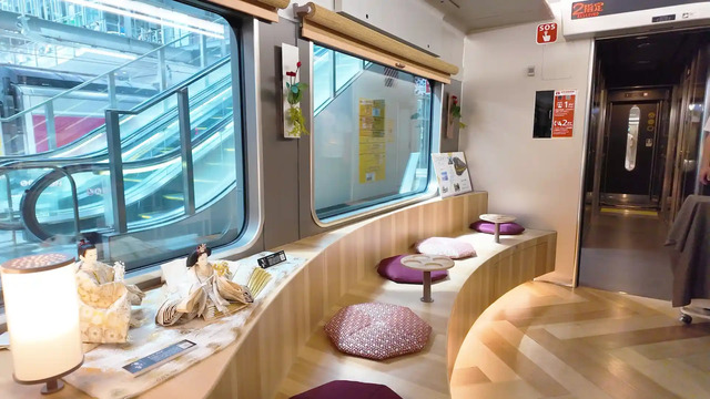 観光列車「はなあかり」サロンスペースのベンチ