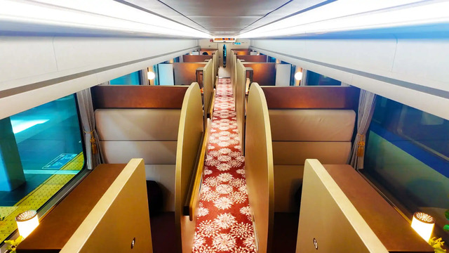 観光列車「はなあかり」スーペリアグリーン席の全体