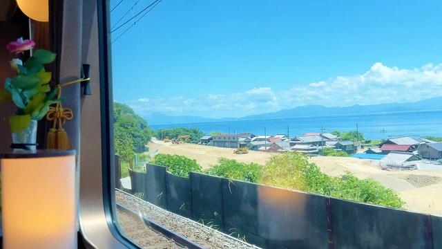 從觀光列車「Hana Akari」高級綠車座位看到的琵琶湖