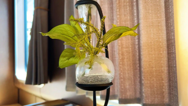 観光列車「はなあかり」スーペリアグリーン席の花瓶