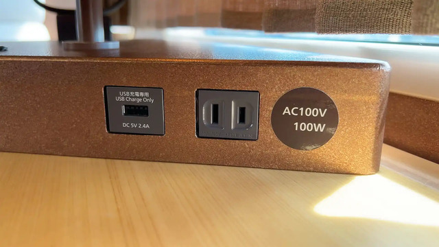 観光列車「はなあかり」スーペリアグリーン席のコンセントとUSB電源ポート