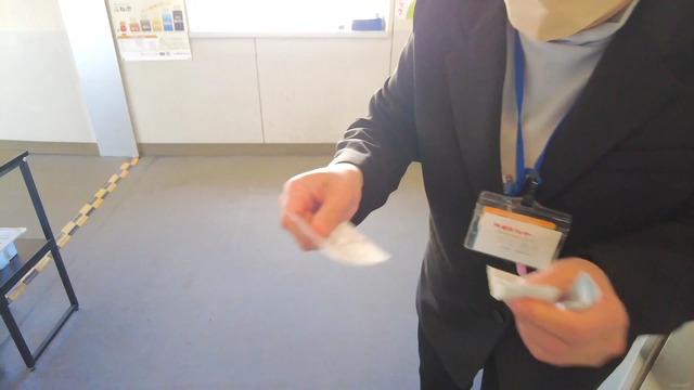 もぎり作業中の阪九フェリーの係員