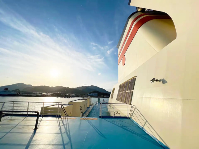 展望デッキから見る新門司港出港風景