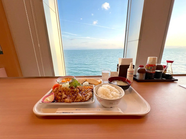 船内レストランのテーブルに置かれた夕食料理