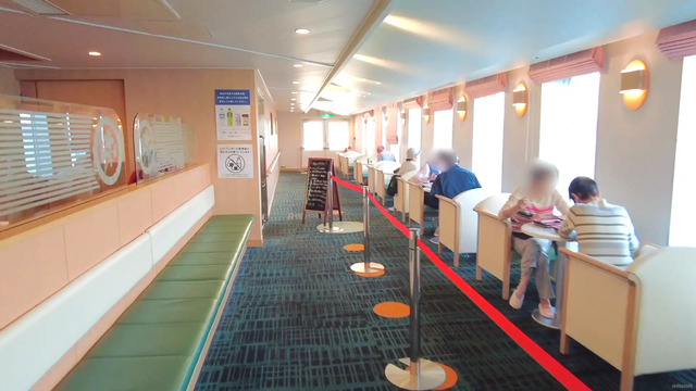 船内レストランの隣にあるプロムナードで食事を楽しむ乗客