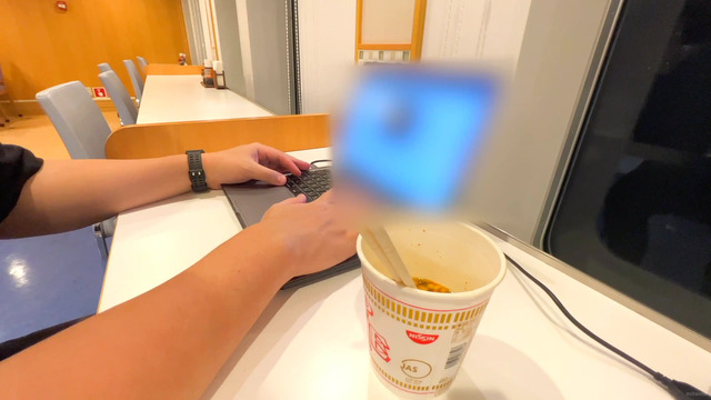 閉店後にフリースペース化したレストランでパソコン作業をしている様子