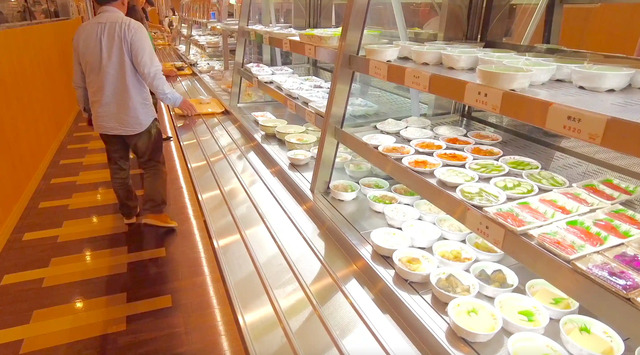 阪九フェリーやまとレストランの料理が並べられた棚