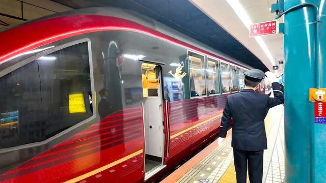 大阪難波駅で特急「ひのとり」の安全確認を行なっている様子