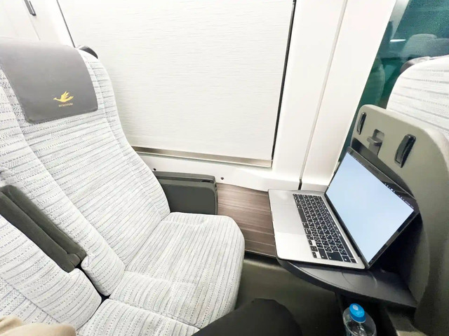 特急ひのとりレギュラーシートの机で展開したノートPC