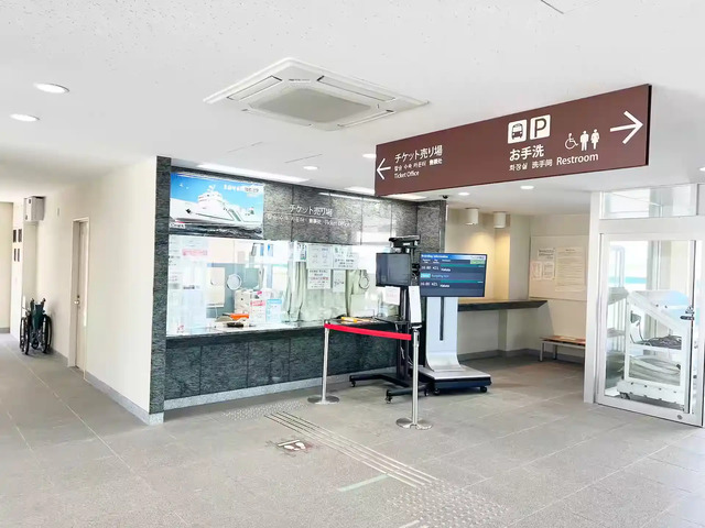 比田勝港国内ターミナルの受付