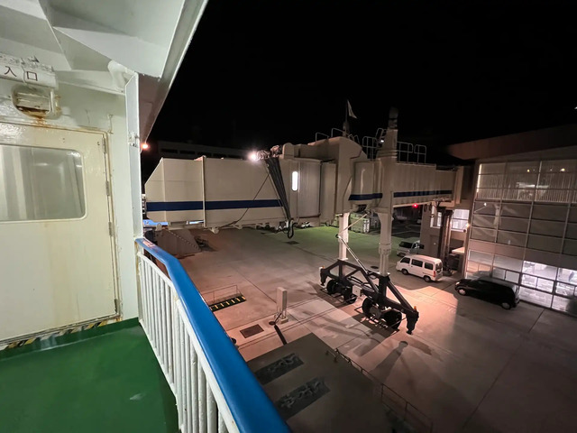 対馬の厳原港フェリーターミナルの可動橋