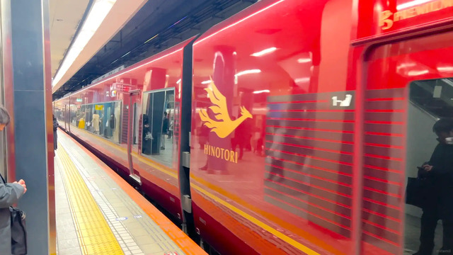 大阪難波駅にやって来た特急ひのとり