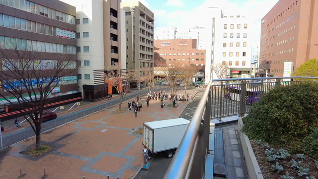 駅前から見えた列を作った乗船客