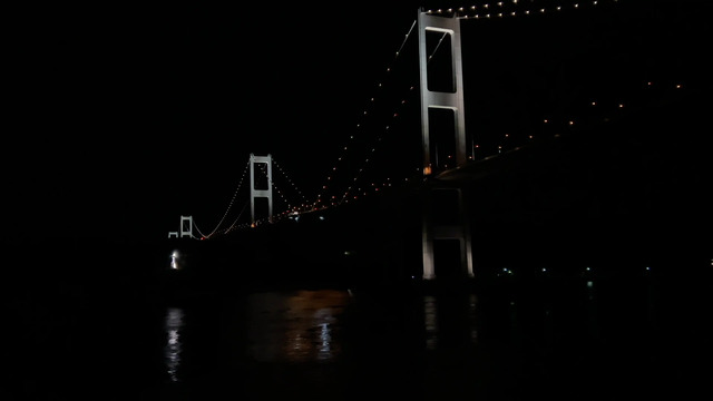 ライトアップされた来島海峡大橋