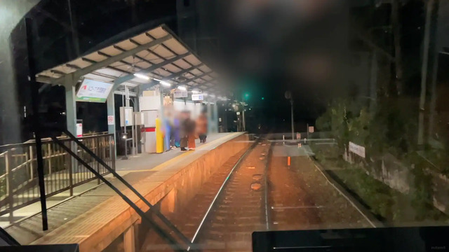 市原駅で待機している乗客