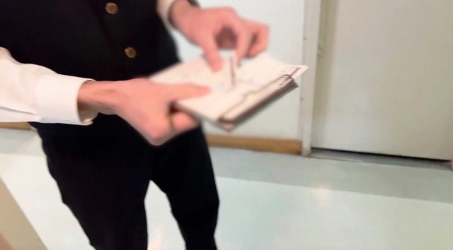 翌朝のレイトチェックの案内を受けている様子