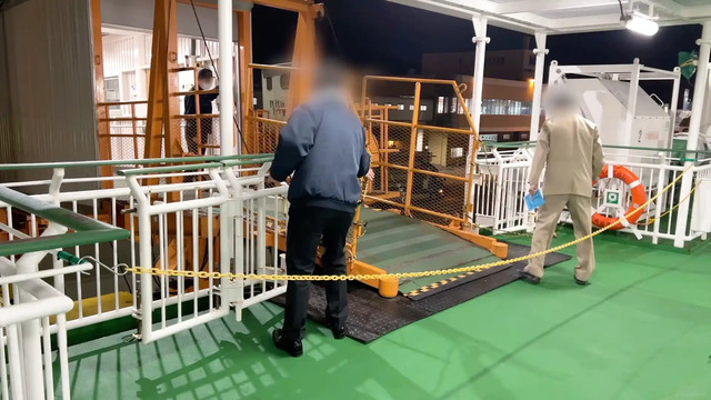 博多港でスロープが船に接続されている様子