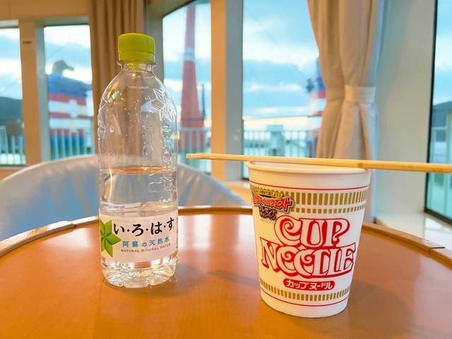1等の乗客のみが利用できるスカイラウンジに置かれたカップ麺と水