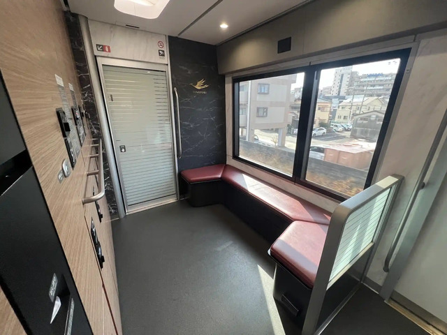 近鉄特急ひのとり内のベンチスペース