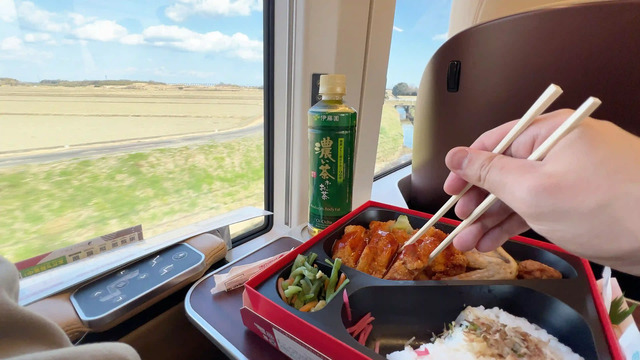 特急ひのとりプレミアムシートでお弁当を食べているところ