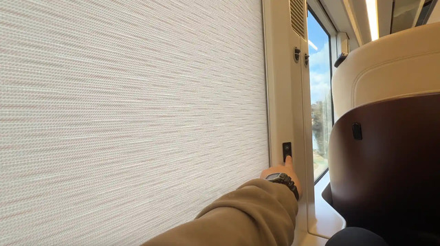 近鉄特急ひのとりプレミアシートの電動ブラインド