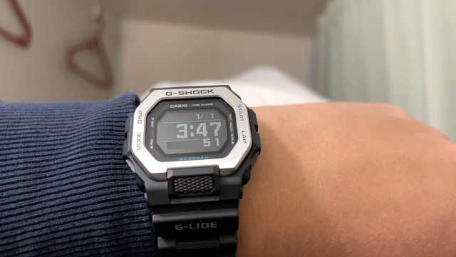 03時47分と表記された腕時計