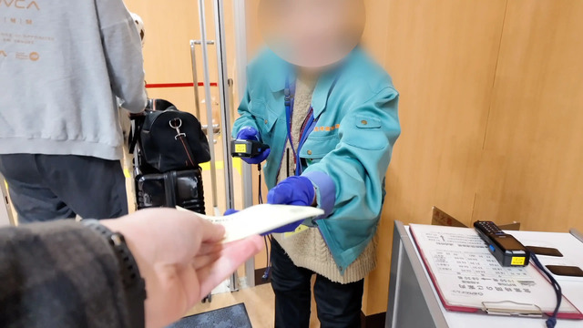 乗船口の係員に乗船券をチェックしてもらっている様子