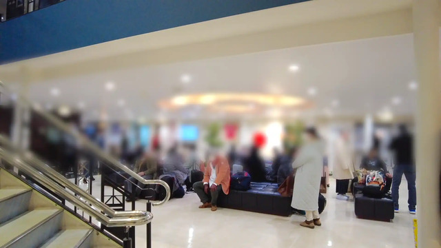 下船15分前放送直後のエントランス